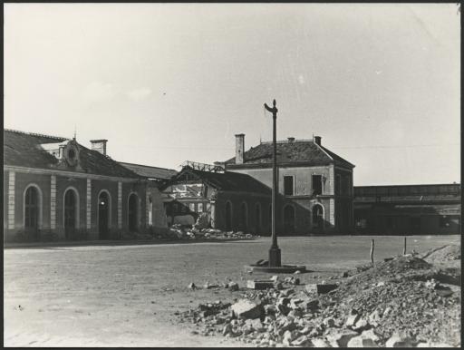La gare de La Roche-sur-Yon après bombardement. Au premier plan, les tranchées de défense passive.